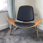 Comfortable 2 Bedroom Home From Home With Parking
